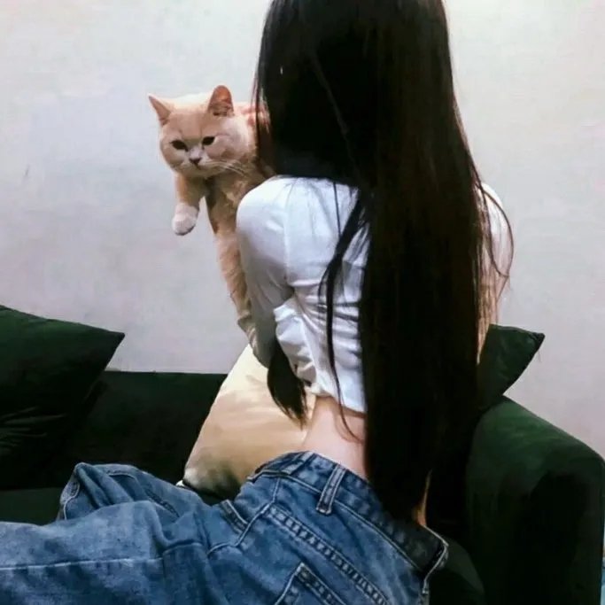 女孩向前走